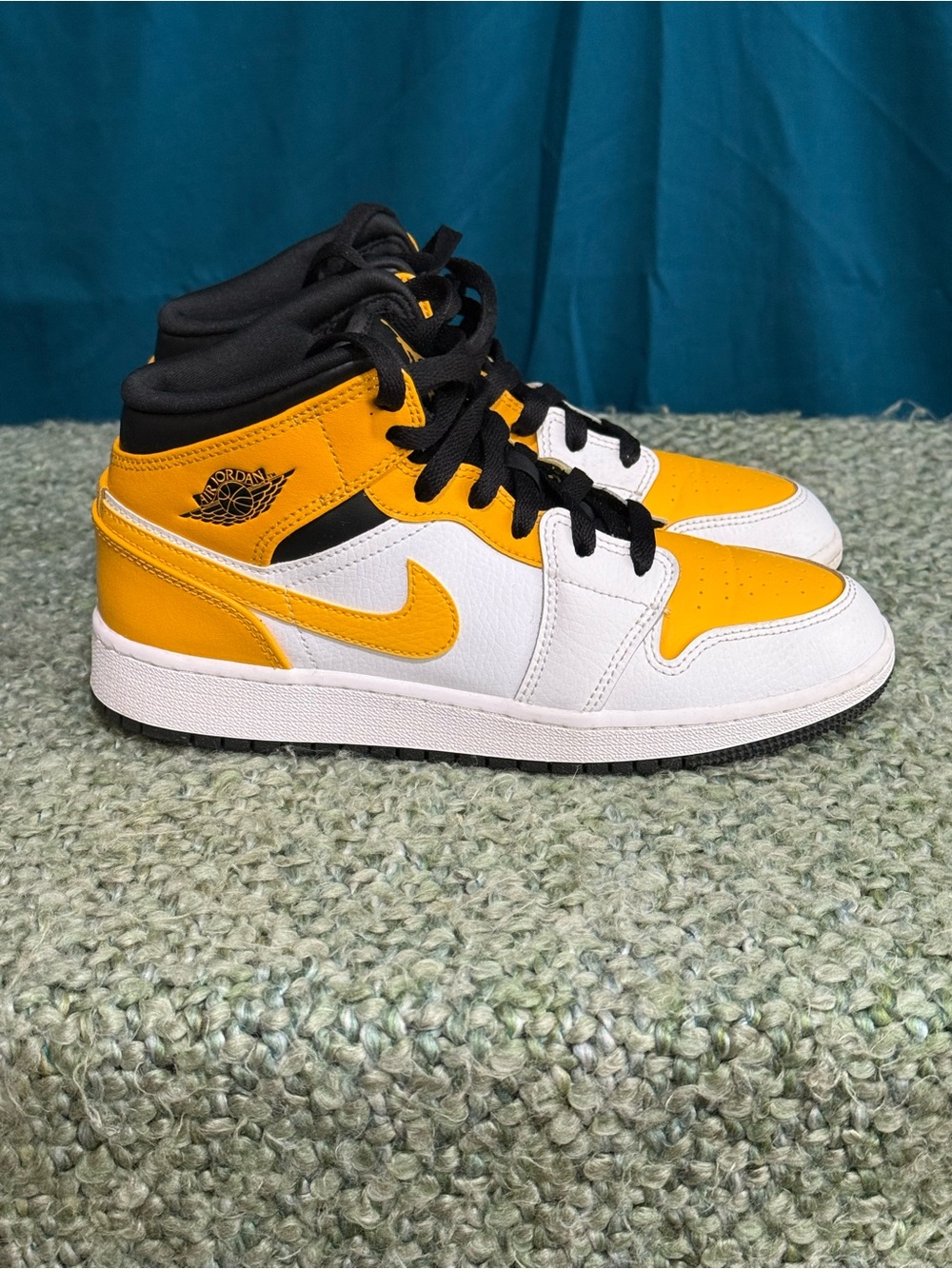 Jordan retro 1 Mid-Top Sneakers in Yellow, White, and Black